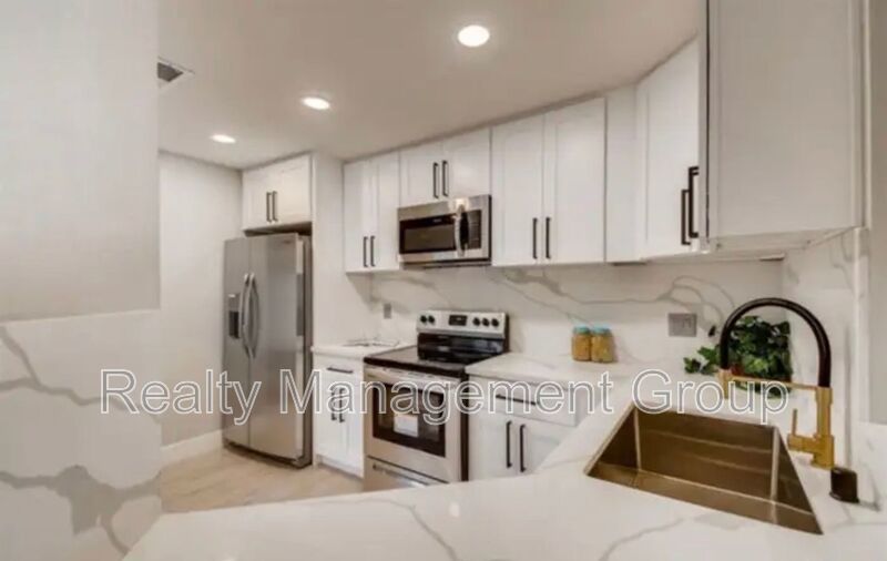 $3,700 - 3 Bed / 2.5 Bath Upgraded Townhome in The Knolls Community property image